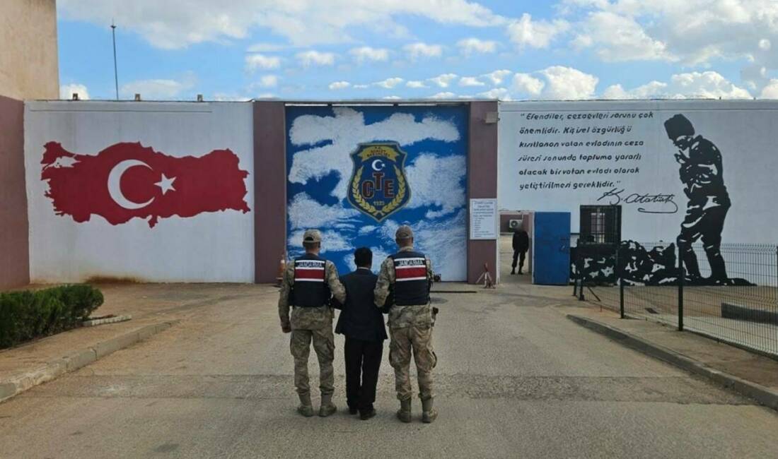 Hırsızlık suçundan 17 yıl cezayla aranan şahsı jandarma yakaladı Gaziantep'te 17 yıl kesinleşmiş hapis cezası bulunan hırsızlık suçundan aranan