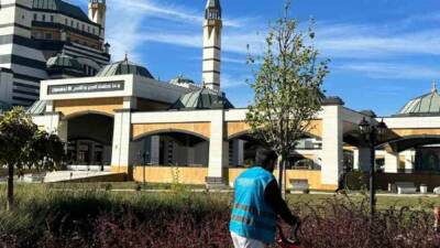 Diyarbakır’da hükümlüler, Selahaddin Eyyubi Camii Külliyesi’nde peyzaj çalışması gerçekleştirdi.