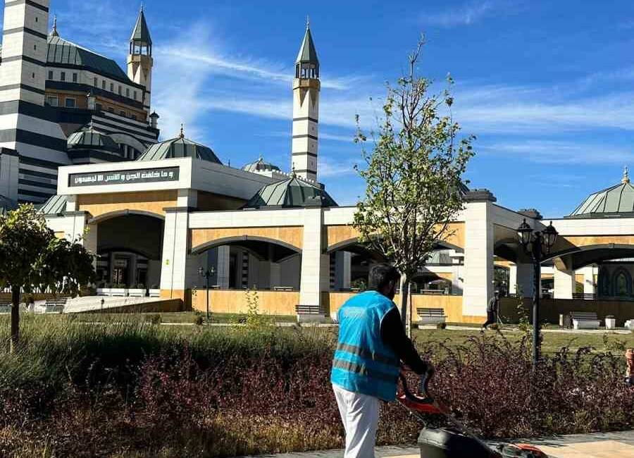 Diyarbakır’da hükümlüler, Selahaddin Eyyubi Camii Külliyesi’nde peyzaj çalışması gerçekleştirdi.