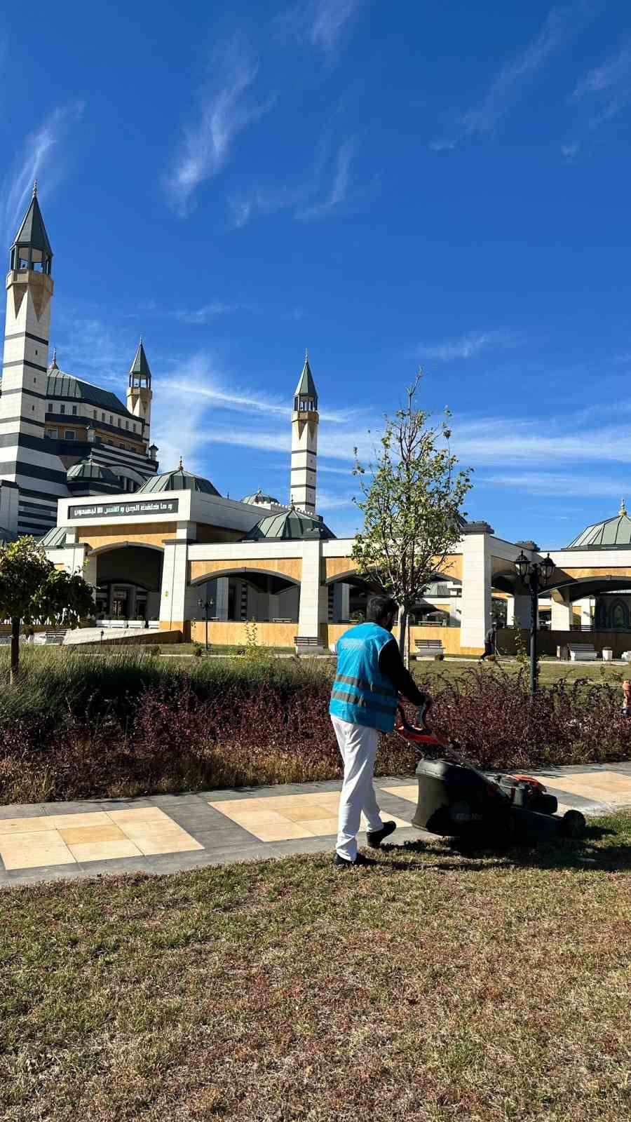 Diyarbakır’da hükümlüler, Selahaddin Eyyubi Camii Külliyesi’nde peyzaj çalışması gerçekleştirdi.