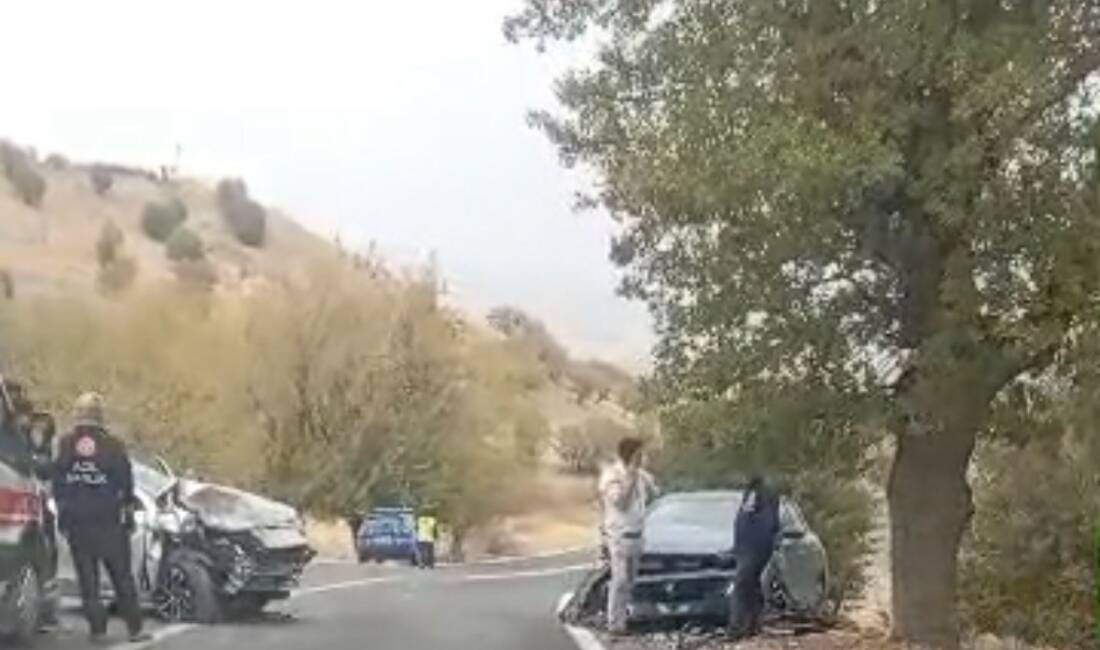 Adıyaman'ın Kahta ilçesinde meydana gelen trafik kazasında iki otomobil çarpıştı