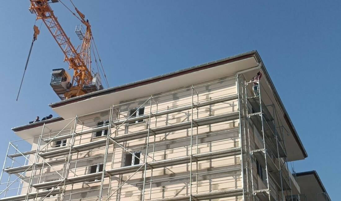 İntihar girişiminde bulunan arkadaşlarına aldırış etmeden çalışmaya devam ettiler Adıyaman'da paralarını alamadıkları iddiasıyla intihar girişiminde bulunan 2 inşaat işçisine