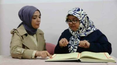 Gaziantep’te işitme engelli kadınlar için açılan Kur’an kursuna katılan 63