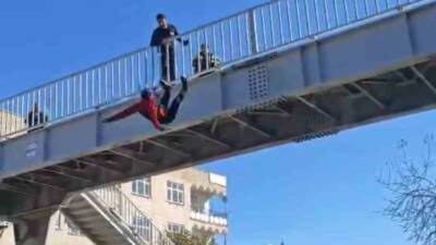 Ergani ilçesindeki bir üstgeçitte intihar girişiminde bulunan bir kişi, itfaiye