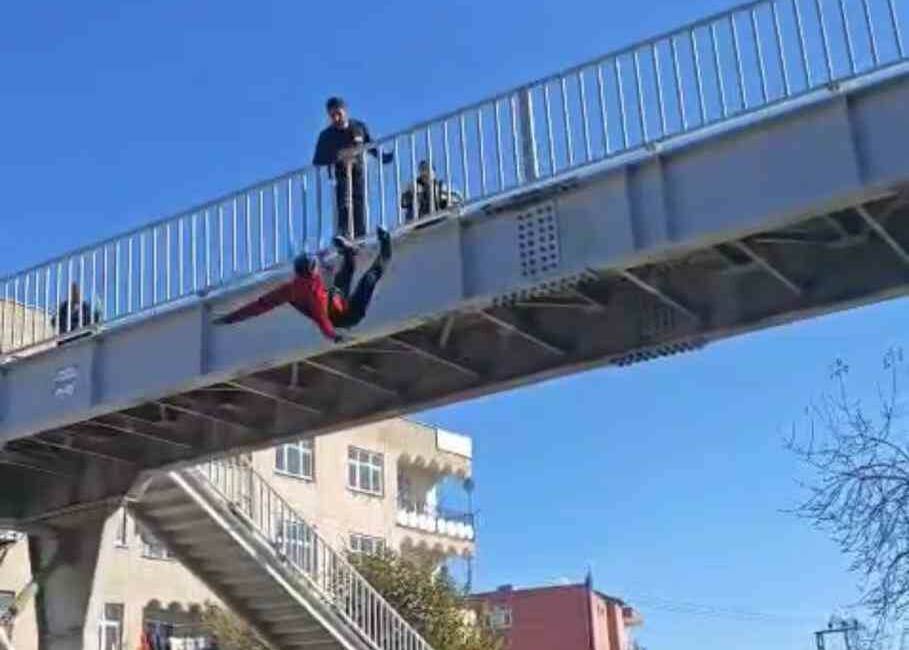 Ergani ilçesindeki bir üstgeçitte intihar girişiminde bulunan bir kişi, itfaiye