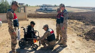 Şanlıurfa'nın Ceylanpınar ilçesinde bedensel engelli Enes Akkuş, akülü tekerlekli sandalyesine