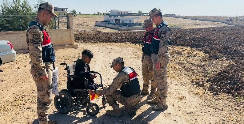 Şanlıurfa'nın Ceylanpınar ilçesinde bedensel engelli Enes Akkuş, akülü tekerlekli sandalyesine