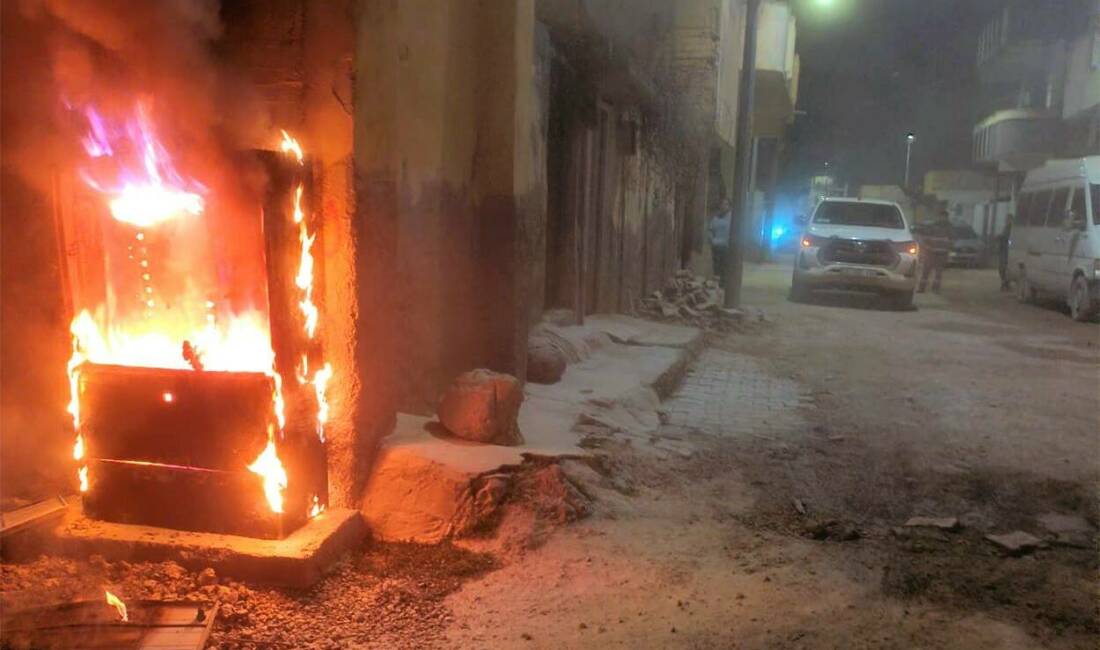 Kaçak hat çekilen panolar alev aldı Şanlıurfa'da kaçak hat çekilen elektrik panoları alev aldı. Kaçak elektrik
