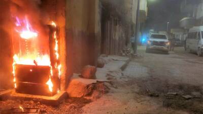 Şanlıurfa'da kaçak hat çekilen elektrik panoları alev aldı. Kaçak elektrik