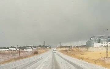 Türkiye Petrolleri tesisleri mevkiinde dolu yağışı etkili oldu, yol beyaza