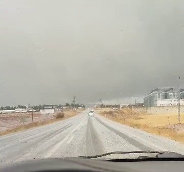 Kahta-Sincik yolunda dolu yağışı Türkiye Petrolleri tesisleri mevkiinde dolu yağışı etkili oldu, yol beyaza