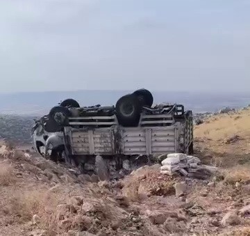 Kamyonet takla atarak ters döndü: 5 Yaralı Adıyaman’ın Kahta ilçesinde kamyonetin devrilerek ters dönmesi sonucu 5 kişi
