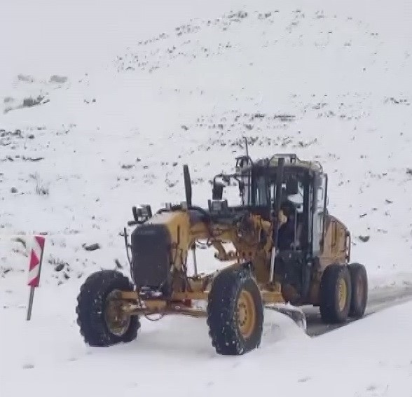 Kapanan Nemrut Dağı yolu ulaşıma açıldı Nemrut Dağı'ndaki kar ve tipi nedeniyle kapanan yol, Adıyaman İl