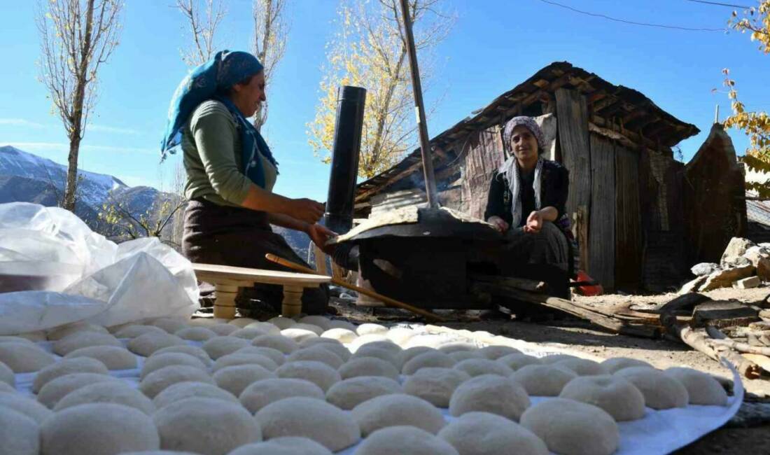 Kar öncesi ’ekmek’ mesaisi başladı Şırnak'ın Beytüşşebap ilçesinde kış aylarında kadınlar, güneşli günleri fırsat bilerek