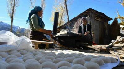 Şırnak'ın Beytüşşebap ilçesinde kış aylarında kadınlar, güneşli günleri fırsat bilerek