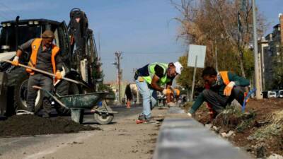 Diyarbakır Büyükşehir Belediyesi, Karacadağ Caddesi'ni yeniden düzenleyerek modern hale getiriyor.