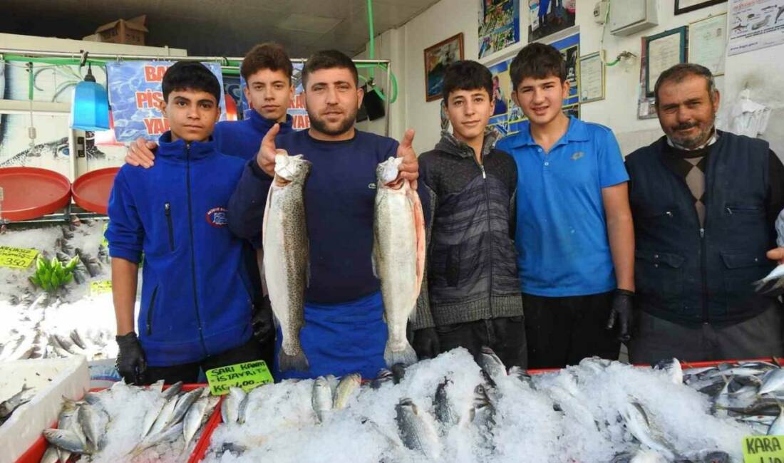 Karadeniz’deki bolluk balık fiyatlarını düşürdü: Kilis’te hamsi 100 liraya indi Karadeniz'deki bereket sayesinde Kilis'te hamsinin kilosu 100 liraya düştü. Vatandaşlar