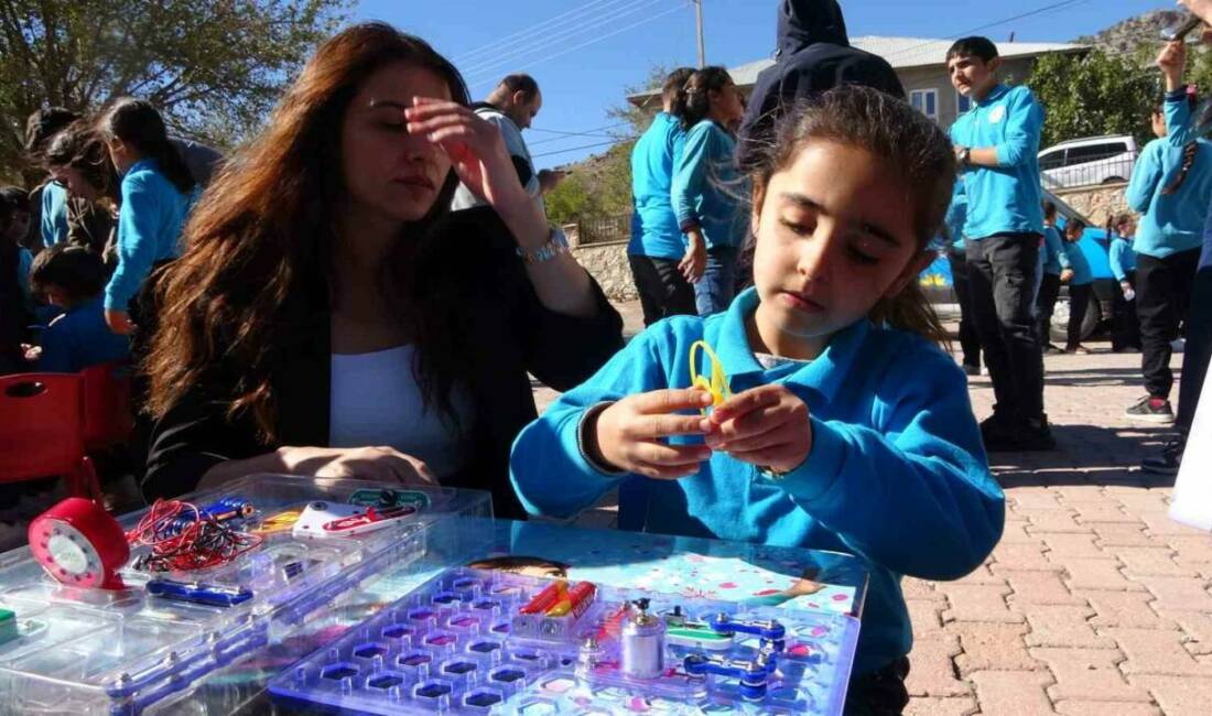 Adıyaman'da Kaşif 02 adlı gezici bilim aracı, köy okullarındaki çocukları