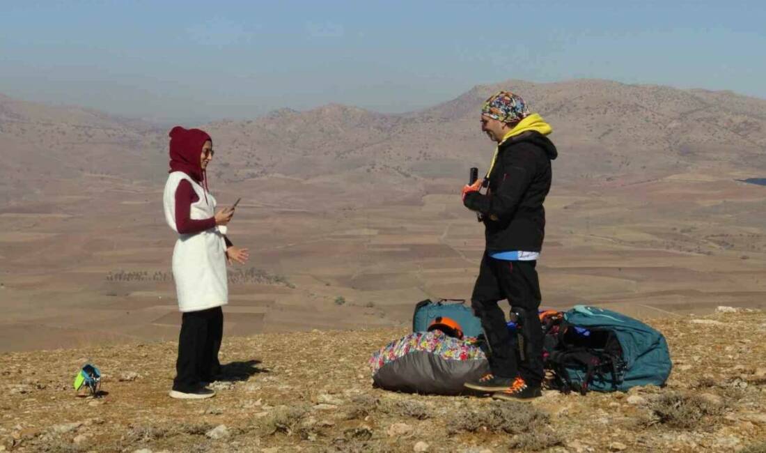 Batman’ın Gercüş İlçe Kaymakamı Muhammed Öztaş, eşiyle birlikte yamaç paraşütüyle