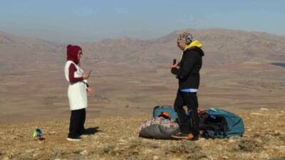 Batman’ın Gercüş İlçe Kaymakamı Muhammed Öztaş, eşiyle birlikte yamaç paraşütüyle