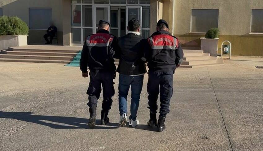 Kesinleşmiş 31 yıl hapis cezasıyla aranan şahsı jandarma yakaladı Gaziantep'te 31 yıl 8 ay kesinleşmiş hapis cezasıyla aranan E.B.