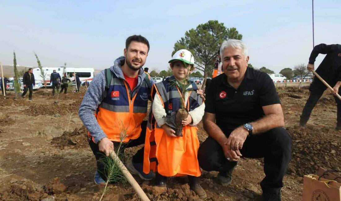 Kilis'te düzenlenen fidan dikimi töreninde binlerce fidan toprakla buluşturuldu. Vali
