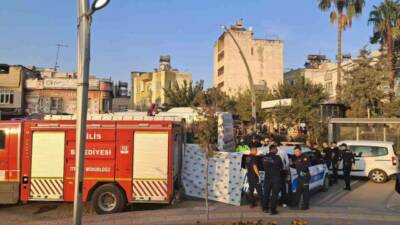 Kilis'te Adnan Menderes Meydanı'nda meydana gelen kazada halk otobüsü, yolcu