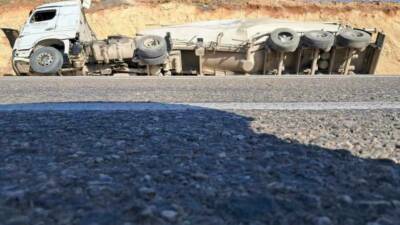 Kilis-Hatay kara yolunda meydana gelen kazada kamyon, tır ve beton