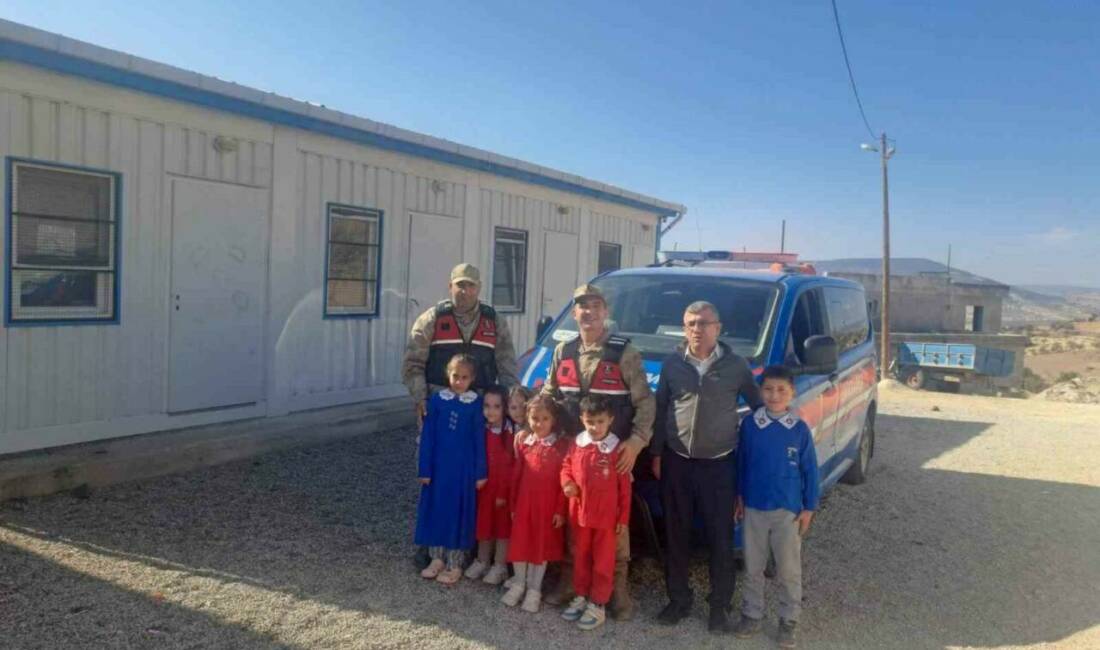 Kilis’te okul önleri ve çevresinde güvenlik ve trafik tedbirleri alındı Kilis'te jandarma ekipleri, ara tatil sonrası okulların açılmasıyla öğrencilerin güvenliği