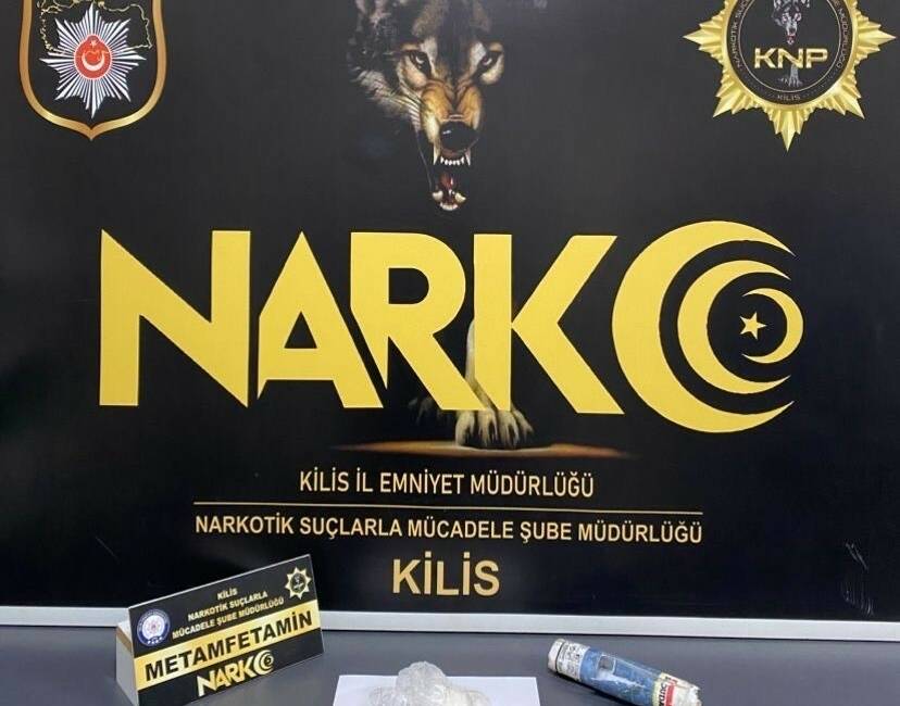 Kilis’te uyuşturucu operasyonu: 1 kişi tutuklandı Kilis'te uyuşturucu operasyonunda yakalanan şüpheli tutuklandı. Narkotik Suçlarla Mücadele Şube