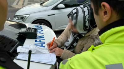 Diyarbakır'da trafik polislerinin dronlarla gerçekleştirdiği denetimlerde çok sayıda sürücü kırmızı