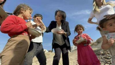 Silopi ilçesinde Cudi Dağı eteklerinde yaşayan Koçer kız çocuklarına sürpriz