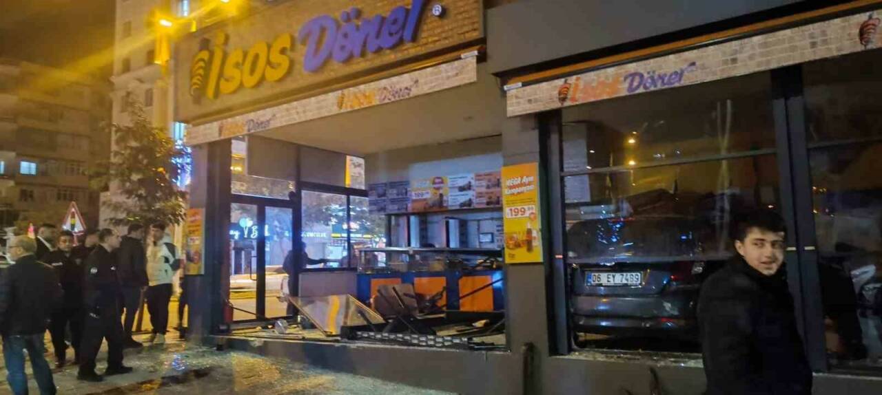 Şanlıurfa’daki bir kaza sonucunda kontrolden çıkan bir otomobil, yeni açılan