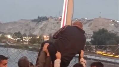 Birecik ilçesinde Adnan Menderes Köprüsü üzerinde 40 yaşlarında bir kişi,