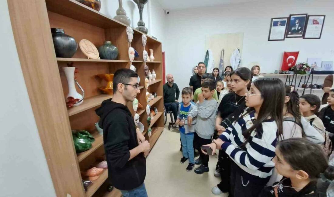 Şanlıurfa Büyükşehir Belediyesi'ne bağlı olan Zübeyde Demirkol Gençlik Merkezi kursiyerleri,