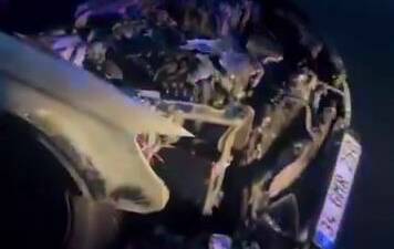 Diyarbakır'ın Yenişehir ilçesinde bulunan park halindeki lüks bir araç alev