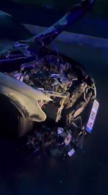 Lüks araç alevlere teslim oldu Diyarbakır'ın Yenişehir ilçesinde bulunan park halindeki lüks bir araç alev