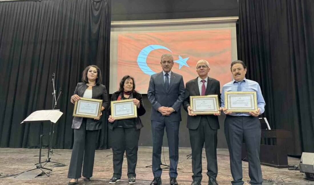 Mardin'de 24 Kasım Öğretmenler Günü kapsamında çelenk sunma töreni düzenlendi