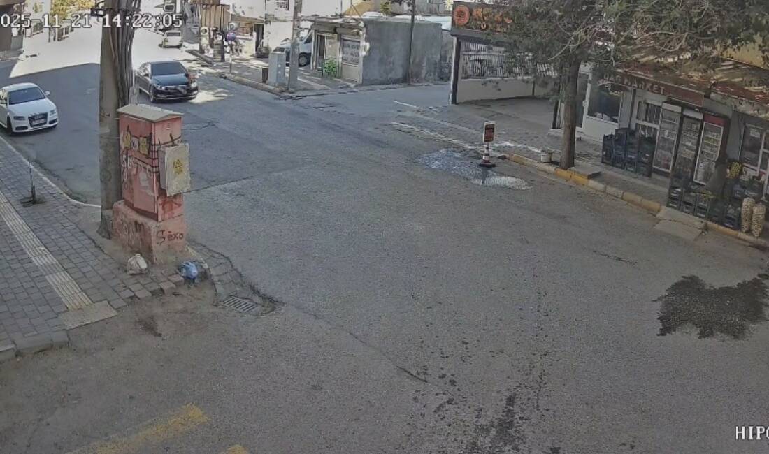 6 yaşındaki çocuğa aracın çarptığı anlar güvenlik kamerasına yansıdı Mardin’in Nusaybin ilçesinde bir otomobilin çarptığı 6 yaşındaki çocuk ağır