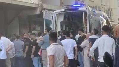 Mardin'in Nusaybin ilçesinde çarşı merkezinde bir binanın 3. katından düşen