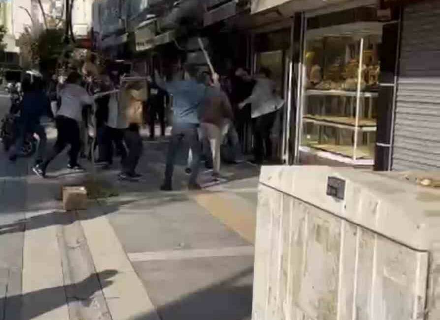 Mardin’de çıkan kavgada 1 kişi hayatını kaybetti Mardin'in Kızıltepe ilçesindeki bir kuyumcu kavgasında 1 kişi hayatını kaybetti.