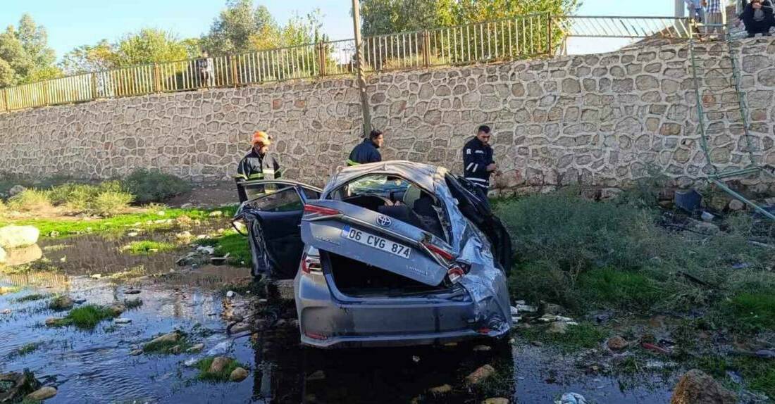 Mardin’de devrilen otomobildeki 3 kişi yaralandı Mardin'in Artuklu ilçesinde meydana gelen trafik kazasında bir araç dere