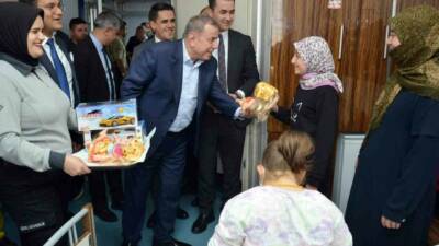 Mardin'de, Midyat Devlet Hastanesi'nde tedavi gören çocukların moral ve motivasyonunu