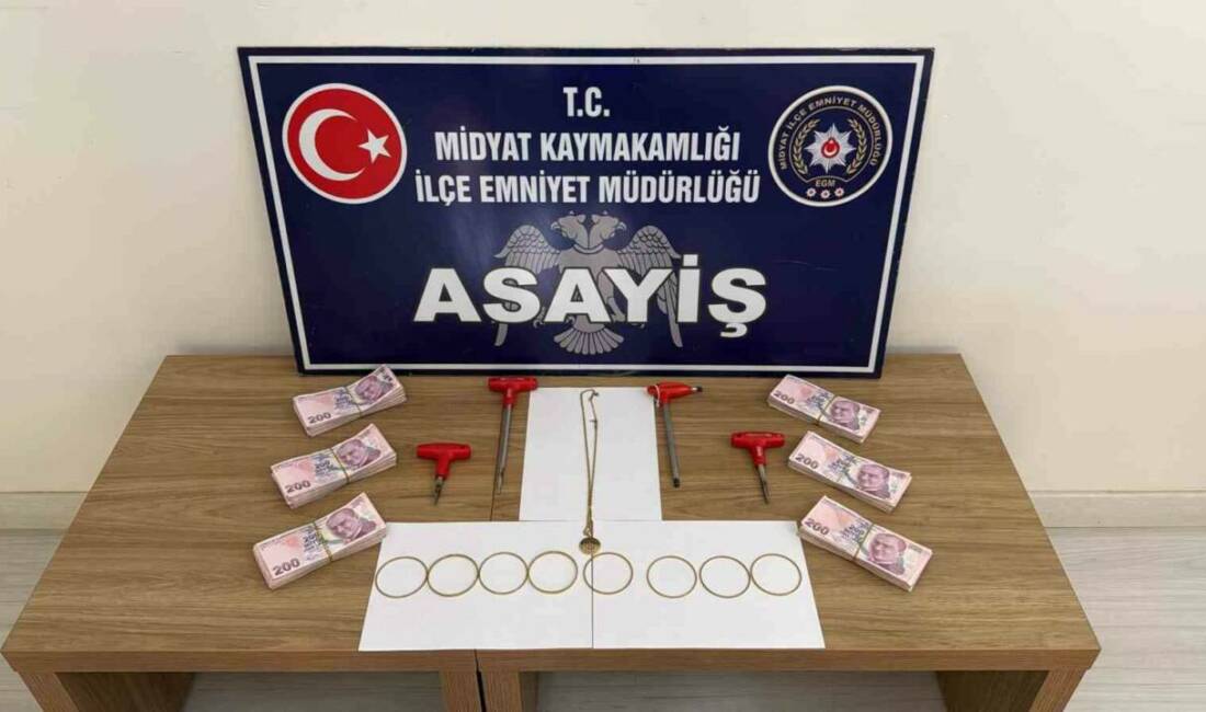 Mardin’de hırsızlık operasyonu: 5 şüpheli yakalandı Mardin’in Midyat ilçesinde düzenlenen operasyonlarda hırsızlık şüphelisi 5 şahıs yakalandı.