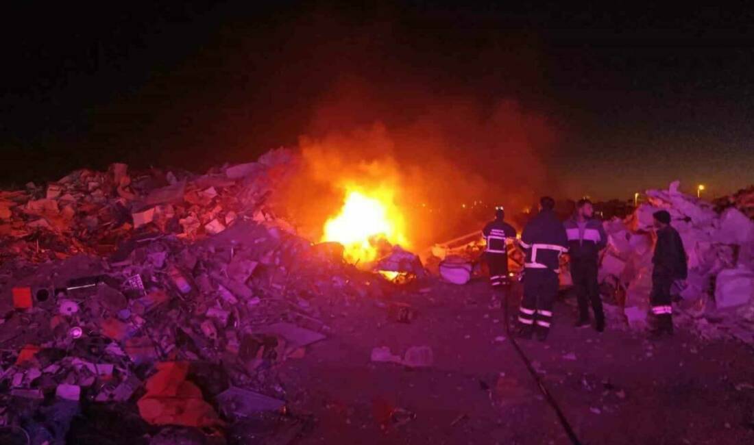 Mardin’de hurdalık alanda çıkan yangın söndürüldü Mardin'in Kızıltepe ilçesindeki hurdalık alanda çıkan yangın, itfaiye ekipleri tarafından