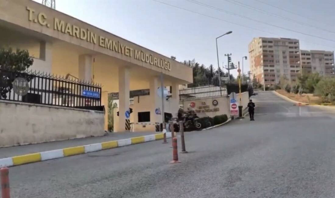 Mardin’de huzur uygulamasında 62 sürücüye ceza kesildi Mardin'de polis ekipleri tarafından gerçekleştirilen "Huzur ve Güven" uygulamasında bin