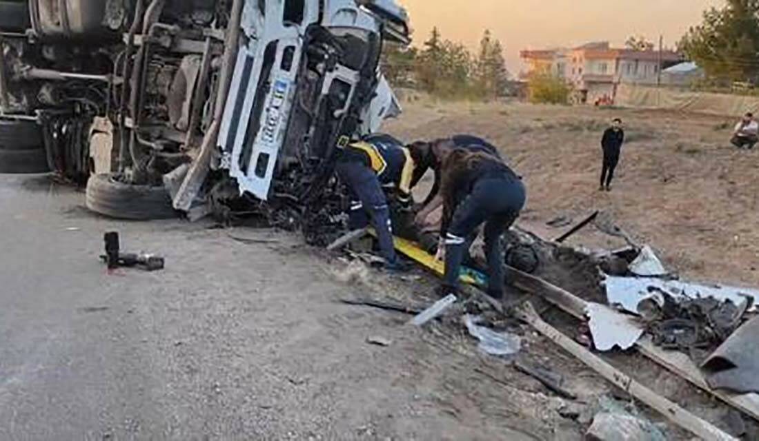 Mardin'in Kızıltepe ilçesinde meydana gelen trafik kazasında tır devrildi ve