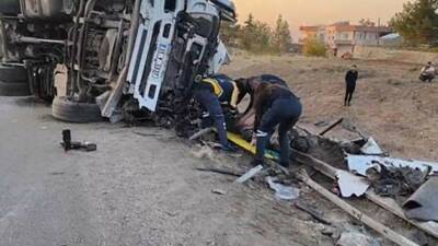 Mardin'in Kızıltepe ilçesinde meydana gelen trafik kazasında tır devrildi ve