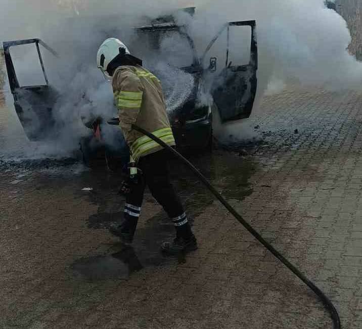 Mardin'in Nusaybin ilçesinde, Duruca Mahallesi'nde meydana gelen yangın, itfaiye ekiplerinin