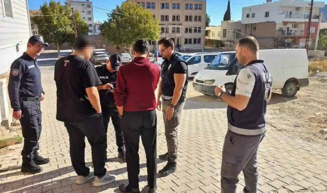 Mardin’de okul çevreleri ve servis araçları denetlendi Mardin'de okul çevreleri ve servis araçlarında denetim gerçekleştirildi. İl Emniyet
